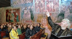 Lesk a bieda Spiša. Unikátny kostol si fotia turisti, ale aj smetisko