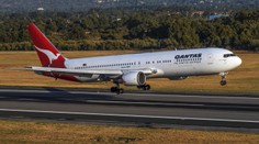 Ďalší problém Boeingu. Lietadlu sa po vzlete zo Sydney pokazil motor, muselo núdzovo pristáť