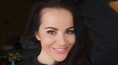 Katka Knechtová nahá vo vani. Intímne partie jej zakrývali iba kvety