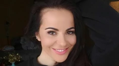 Katka Knechtová nahá vo vani. Intímne partie jej zakrývali iba kvety