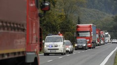 Hraničný priechod Drietoma - Starý Hrozenkov je neprejazdný. Na dve autá tam spadol strom