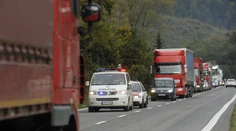 Hraničný priechod Drietoma - Starý Hrozenkov je neprejazdný. Na dve autá tam spadol strom