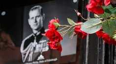 Premiér Johnson bude na pohrebe princa Philipa chýbať, miesto uvoľnil rodine