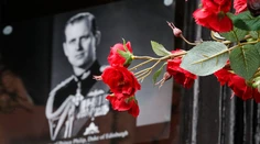 Premiér Johnson bude na pohrebe princa Philipa chýbať, miesto uvoľnil rodine