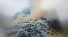 Pri požiari lesa na severe Slovenska zasahuje takmer 80 hasičov. Povolali aj vrtuľník