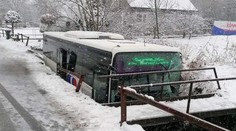 FOTO: V obci Horná Ves takmer došlo k tragédii. Autobus skončil v potoku, zastavila ho až lávka
