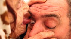 Ľudia jej platia 10 eur za to, že im olizuje oči. Starenka lieči jazykom