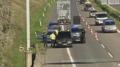 Vodič z českej policajnej naháňačky na diaľnici zastavil, pretože ho zradilo auto. Polícii stále uniká