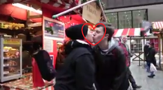 Ako pobozkať desiatky žien? Inšpirujte sa vynaliezavým mladíkom