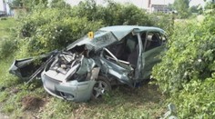 Žalostný pohľad. Vlak narazil do auta na nechránenom priecestí