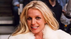 Britney pozabudla, že na zápas zobrala aj deti. Vášnivé bozky a vykúkajúce prsia