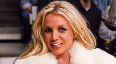 Britney pozabudla, že na zápas zobrala aj deti. Vášnivé bozky a vykúkajúce prsia