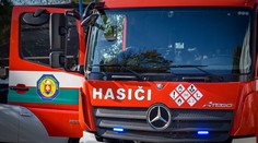 V Dolnom Kubíne horel byt, z bytovky museli hasiči evakuovať 23 ľudí