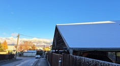 Šoféri brali do rúk škrabky a pluhy vyrazili na cesty. Pod Tatrami sa zima hlási o slovo