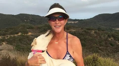 Preoperovaná Caitlyn Jenner na pláži. Ukázala postavu v plavkách