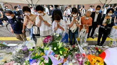 Telo zavraždeného japonského expremiéra previezli do Tokia
