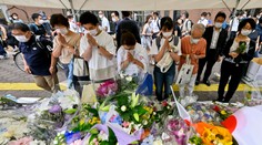 Telo zavraždeného japonského expremiéra previezli do Tokia