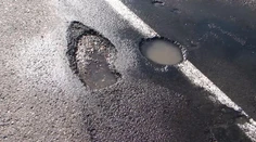Cestárov rozhýbala až vtipná kresba. Výtlky okamžite opravili