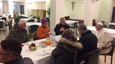 Pápež František oslávil 80. narodeniny raňajkami s bezdomovcami