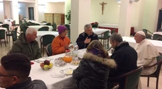 Pápež František oslávil 80. narodeniny raňajkami s bezdomovcami