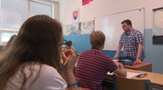 Nováčikovia možno dostanú viac. Vláda chce do škôl prilákať mladých učiteľov