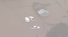 Austráliu sužujú povodne. Ľudia uviazli na strechách svojich zaplavených domovov