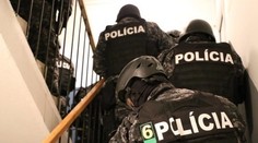 NAKA po zásahu na západe zadržala dvoch mužov, ktorí mali vraždiť. Tretí je na úteku