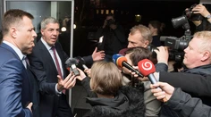 Most rozhoduje o budúcnosti v koalícii, strana je rozdelená na dva tábory