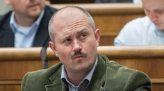 Podľa Luntera mal Kotleba ako šéf VÚC protiprávne predlžovať zmluvy