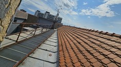 Padol do jamy levovej. Muž sa v Bratislave vlámal do kancelárií, potom sa schoval v budove polície