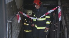 Činžiak niekto úmyselne podpálil horľavinou. Dym sa valil schodiskom, horelo aj v pivnici