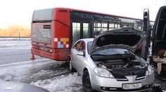 Na Rusovskej ceste v Bratislave sa zrazili autobus, dodávka a dve autá