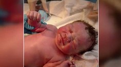 Na fotke novorodenca je niečo zvláštne. Ide o poriadnu iróniu