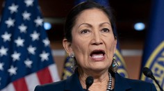 Historická voľba: Biden vybral Haalandovú za ministerku vnútra