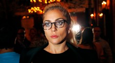 Odvážne oblečená Lady Gaga. Toto veru nie sú šaty na jej prsia
