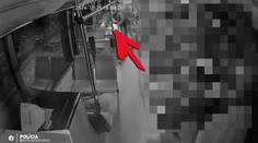 VIDEO: Žena v Bratislave päsťou mlátila ľudí v autobuse a na zastávke. Bolo medzi nimi aj dieťa (5)