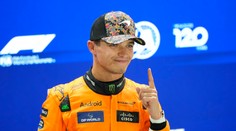 Aha, kde som bol včera a kde dnes. V Singapure sa môže stať veľa, sľúbil Verstappen. Norrisovi však pozeral na chrbát