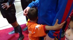 Chlapček s igelitkovým dresom sa od Messiho neodtrhol. Nechcel ho opustiť ani počas zápasu