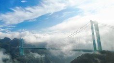 FOTO+VIDEO: Zázrak stavebného inžinierstva. Najvyšší most sveta otvorili pre dopravu