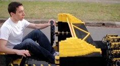 Mladík si splnil sen. Jazdí na aute z lega