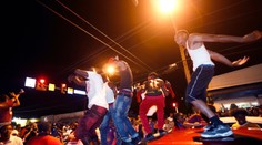 Spojenými štátmi otriasa ďalší prípad, keď policajt zastrelil Afroameričana