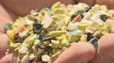 Ukážeme vám plastových maniakov. Z hŕby odpadu dokážu urobiť aj kuchynskú linku