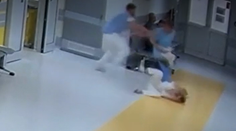VIDEO: Šokujúce zábery z nemocnice. Agresívny pacient použil lekárku ako štít, tá preletela cez dvere