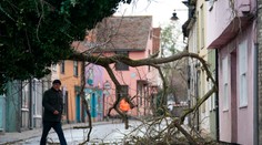 Víchrica Eunice má už 14 obetí. Naši susedia neodporúčajú vychádzať von