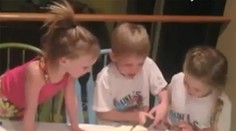 Rozkošná reakcia brata keď sa dozvie, že bude mať ďalšiu sestru