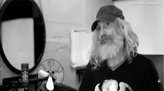 Z bezdomovca sa stal sexsymbol. Po zásahu vizážistov ho nespoznáte