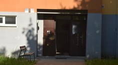 Rukojemnícka dráma v Novom Meste nad Váhom: Nadrogovaný syn držal rodičov v byte, porezal policajta