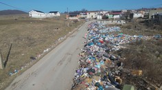 Takúto údržbu cestári ešte nezažili. Pred osadou museli z cesty odpratať veľké smetisko