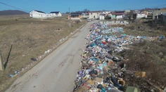 Takúto údržbu cestári ešte nezažili. Pred osadou museli z cesty odpratať veľké smetisko