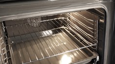 Nepochopiteľná tragédia. Iba jednomesačné dieťa zomrelo, keď ho matka omylom vložila do zapnutej rúry